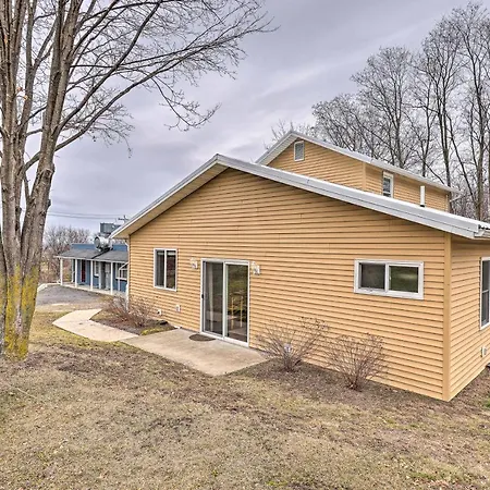 Lovely Finger Lakes Vacation Home Near Seneca Lake